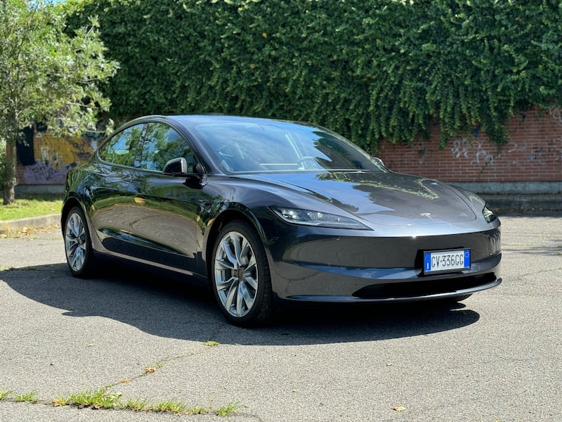 Tesla Model 3 Long Range 2024: guarda la gallery del modello con più autonomia 1