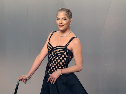 Selma Blair arrestata (di nuovo) a New York dopo il caos in aereo: “Ha morso un’assistente di volo e aggredito un poliziotto”