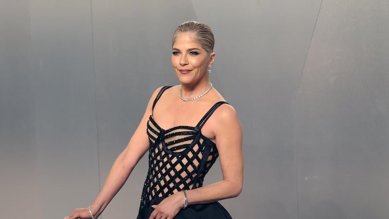 Selma Blair arrestata (di nuovo) a New York dopo il caos in aereo: “Ha morso un’assistente di volo e aggredito un poliziotto”