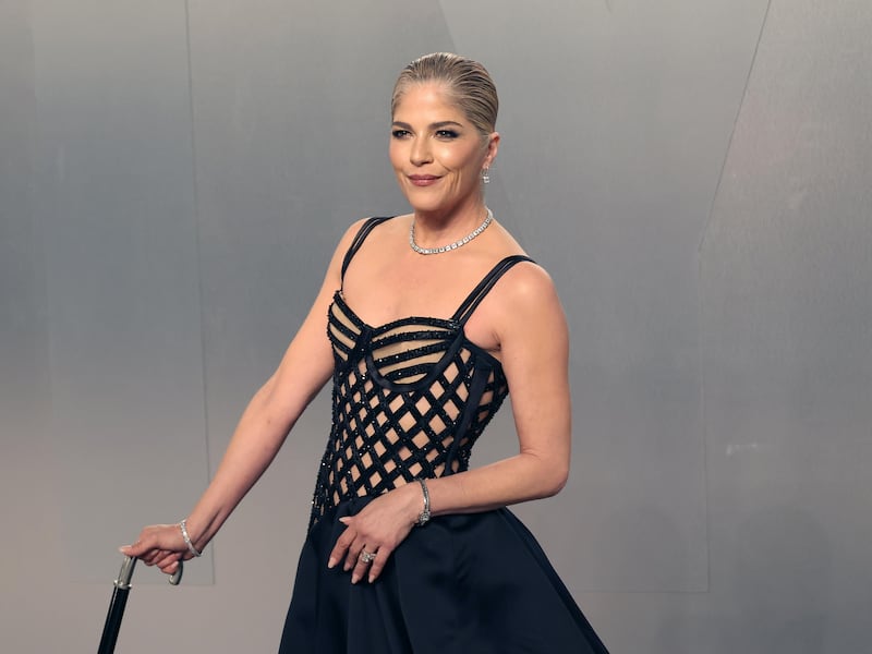 Selma Blair arrestata (di nuovo) a New York dopo il caos in aereo: “Ha morso un’assistente di volo e aggredito un poliziotto”