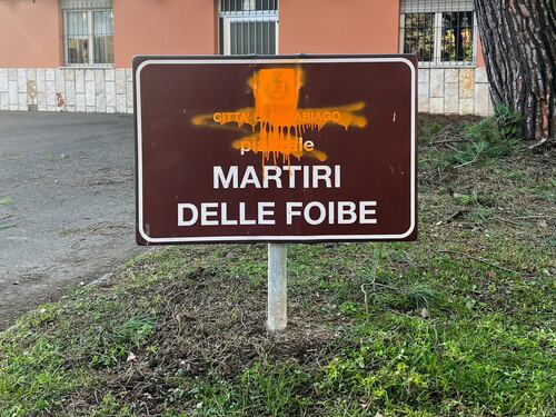 Vandalizzata la targa dei martiri delle foibe
