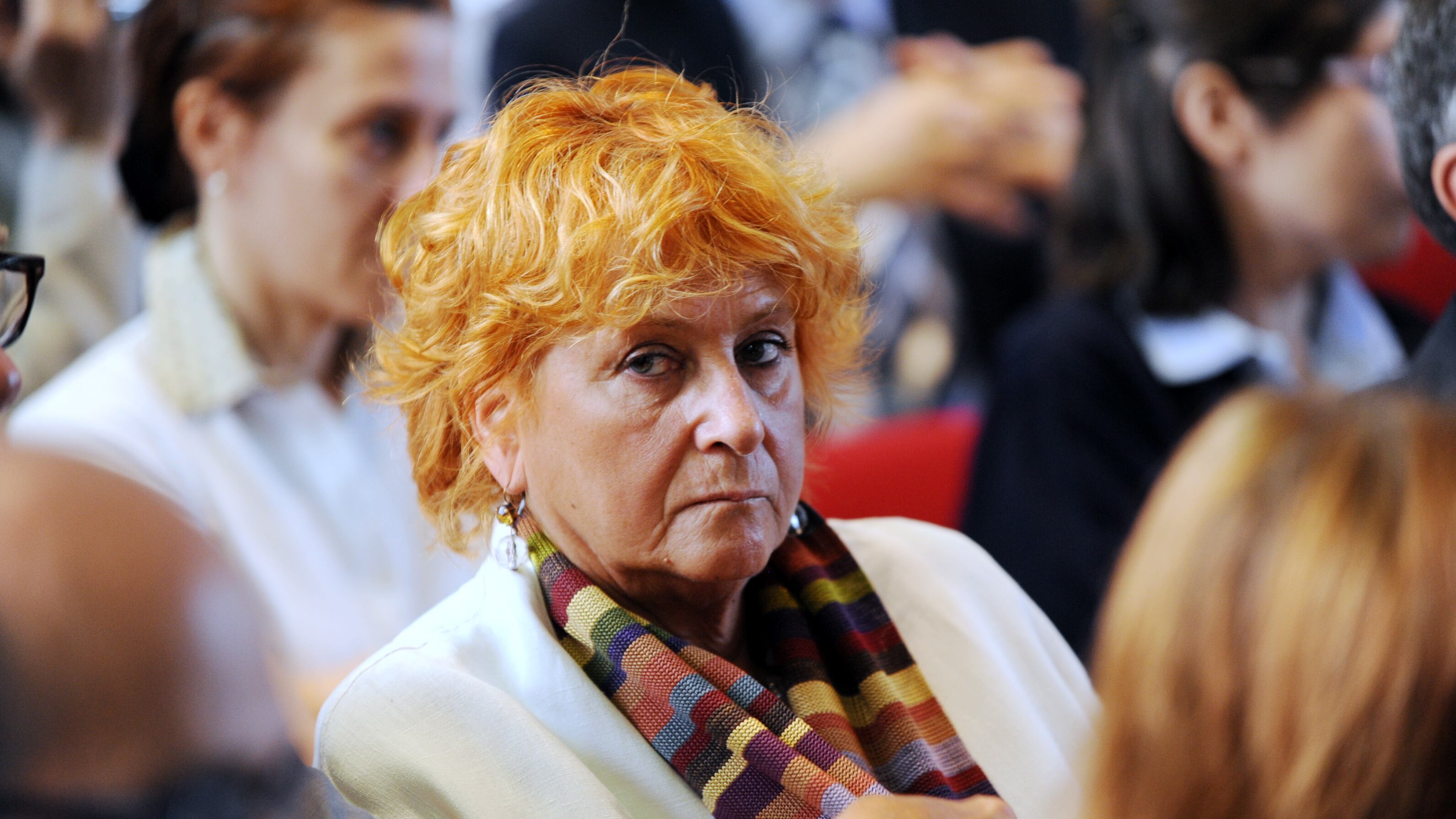 Milano mostra le manette a Berlusconi