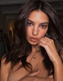 Emily Ratajkowski, scollatura hot su Instagram 4