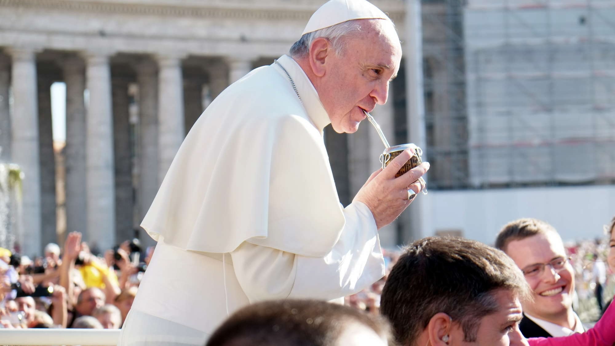 Papa Francesco ai fedeli: "Il vero rischio? Perdere la memoria di Dio"