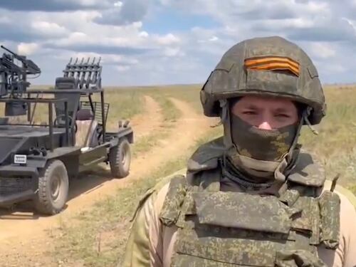 Mosca schiera il buggy "anti-drone" come in Mad Max: cosa può fare lo ZVeraBoi