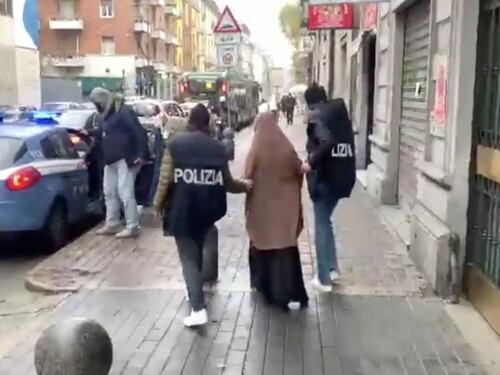 "Un bebè pronto al sacrificio". I video choc della 19enne "leonessa dell'Isis"