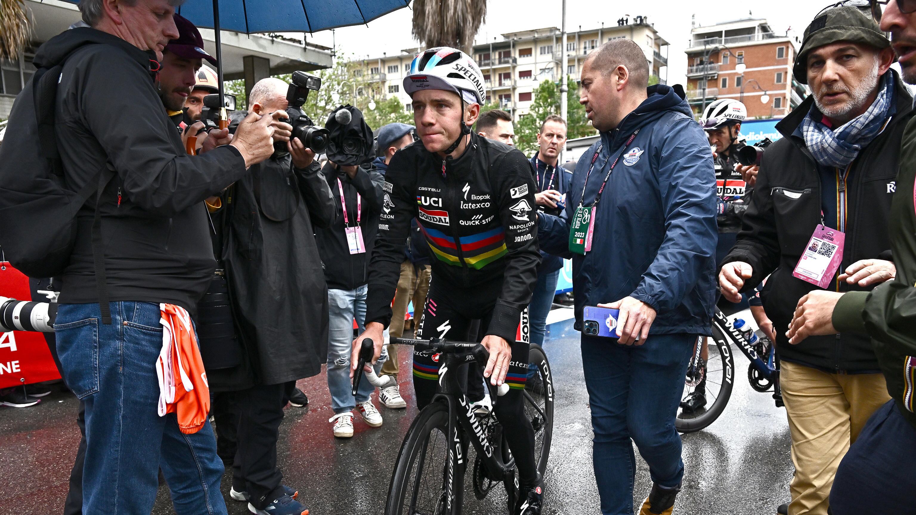Una giornata da cani per Evenepoel nel Giro delle cadute