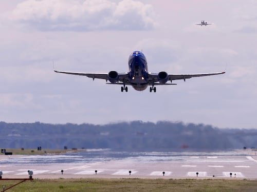 Paura sul volo New York-Roma, aereo perde quota: cos'è successo