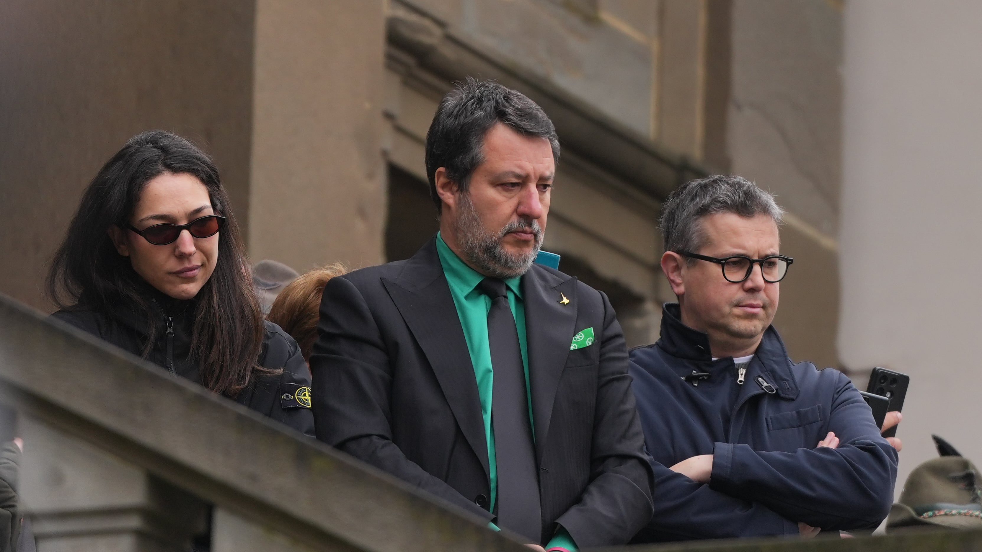 L’omaggio di Salvini in camicia verde per l’unità della Lega. "Mai mollare..."