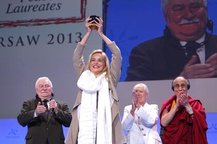 Sharon Stone, il seno sfugge dal costume 24