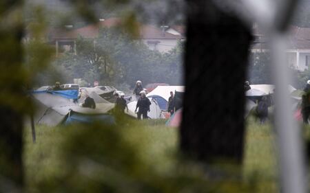 La polizia greca sgombera il campo profughi di Idomeni 14