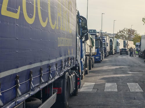 Autotrasportatori, la protesta dilaga in Italia. Salvini avverte: “Basta blocchi illegali”