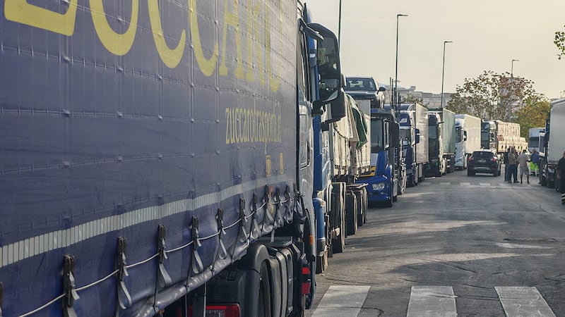 Autotrasportatori, la protesta dilaga in Italia. Salvini avverte: “Basta blocchi illegali”