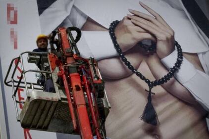 Il cartellone con la suora sexy che fa discutere a Napoli 4