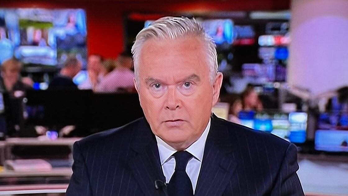 I conduttori della Bbc in diretta tv vestiti di nero