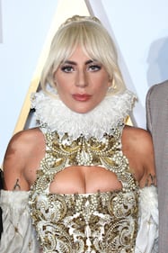 Lady Gaga, scollatura hot alla première 2