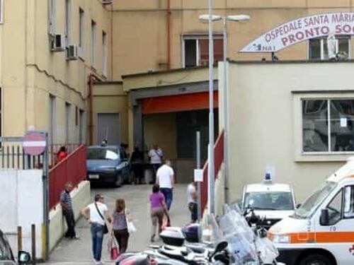 Napoli, furto all'ospedale Loreto Mare: rubate mascherine, camici e tute anti Covid-19