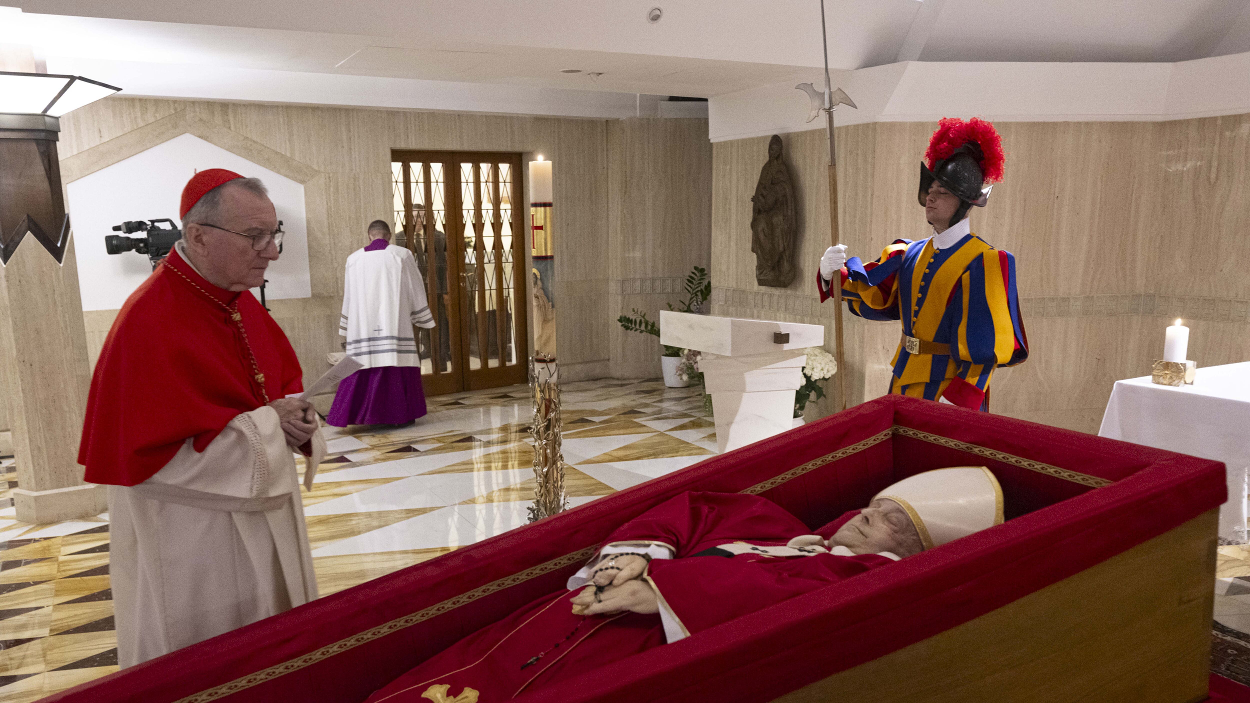 L'anello, la mitra, la veste: i simboli sul corpo di Papa Francesco