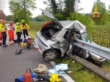 Incidente terribile: auto tagliata in due da guardrail 3