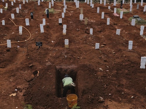 Non vuoi la mascherina? In Indonesia scavi le fosse ai morti