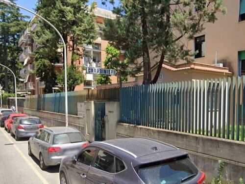 Roma, anziano rimprovera baby vandali, loro lo pestano a sangue