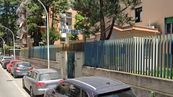 Roma, anziano rimprovera baby vandali, loro lo pestano a sangue