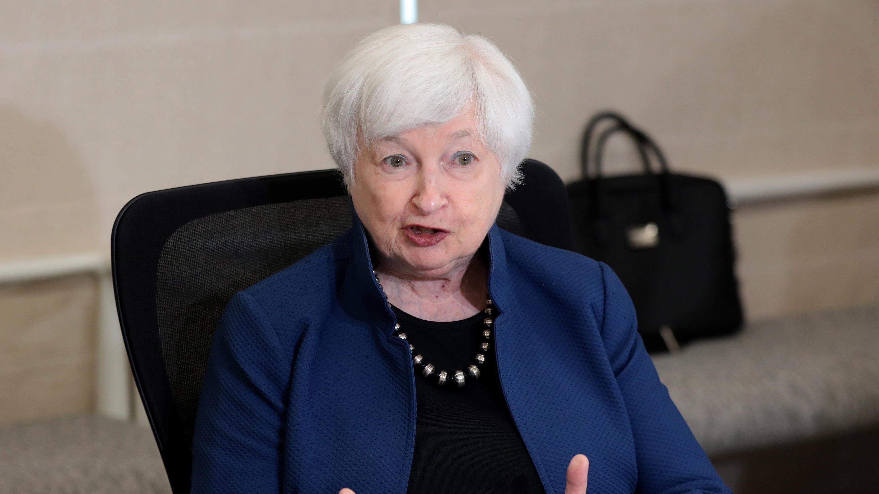 Fitch taglia il rating Usa: "Debito troppo alto". Biden perde la tripla "A" a un anno dalle elezioni