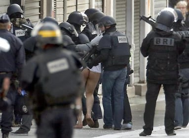 Parigi, terrorista arrestato e denudato 3