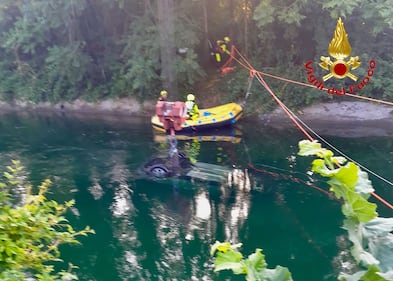 Senago, auto con 9 ragazzi finisce nel canale: morti tre 17enni - FOTO  5