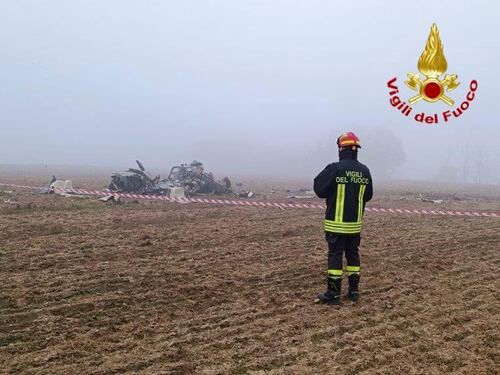 Elicottero colpisce un traliccio e precipita nelle campagne del Mantovano: morto il pilota