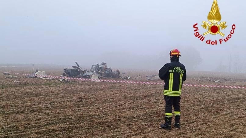 Elicottero colpisce un traliccio e precipita nelle campagne del Mantovano: morto il pilota
