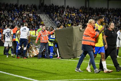  Paura in Eredivisie, il portiere Etienne Vaessen crolla a terra privo di sensi: le immagini 3