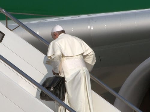 Quel Papa pellegrino che sale sull'aereo con la valigia in mano