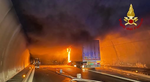 Tir in fiamme nella galleria autostradale: il salvataggio dei Vigili del fuoco 3