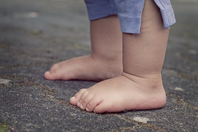 a piedi scalzi