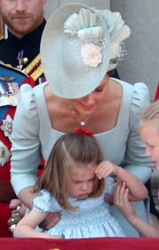 George e Charlotte giocano sull'erba 2