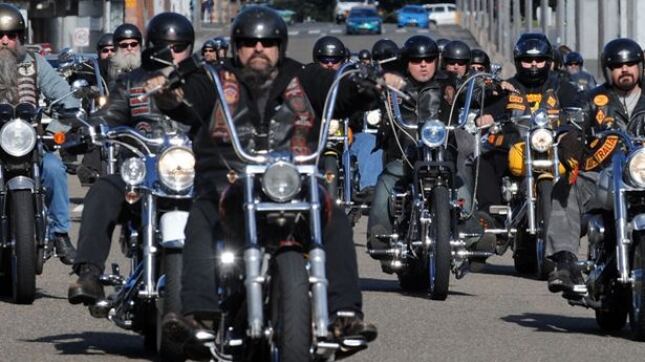 Una sgommata sulla neve e poi il far west Colpi di pistola contro gli Hell's Angels