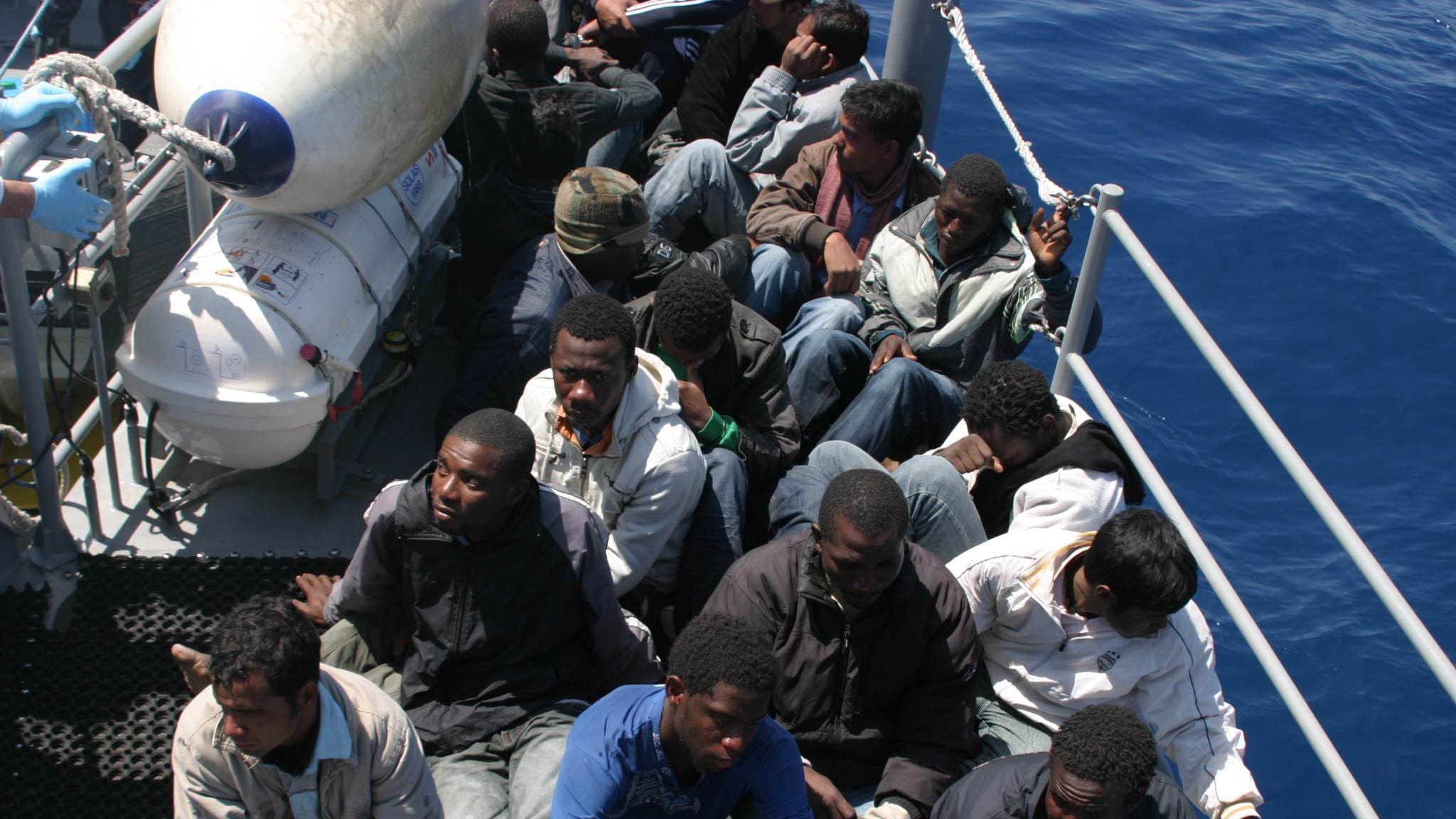 Immigrati, l'Ue: "Lasci sbarcare i naufraghi". Ma Malta: "No all'attracco"