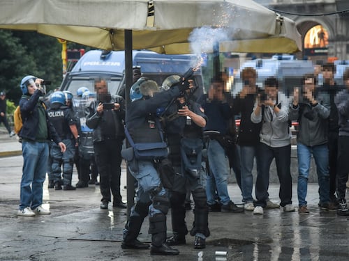 Il Movimento 17 ottobre prepara la protesta a oltranza e pubblica il “manuale anti-manganellate”