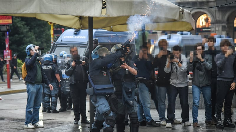 Il Movimento 17 ottobre prepara la protesta a oltranza e pubblica il “manuale anti-manganellate”