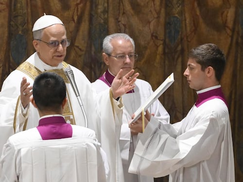 La preghiera in San Pietro e il programma di Leone. "Gesù non è un superuomo. Chi ha potere resti piccolo"