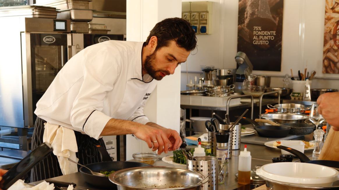 Lo chef che cerca le stelle tra le stelle. È suo il menu preferito da AstroLuca