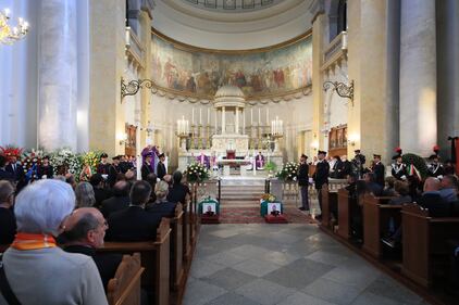 Sparatoria Trieste, in migliaia salutano gli agenti uccisi 5