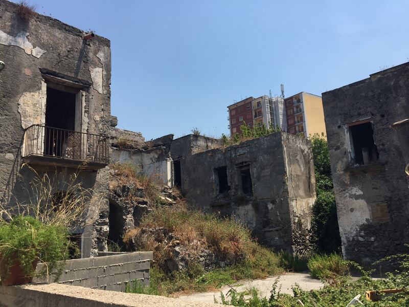 Nel centro di Torre Annunziata, "Pompei moderna" fatta di ruderi abitati 2