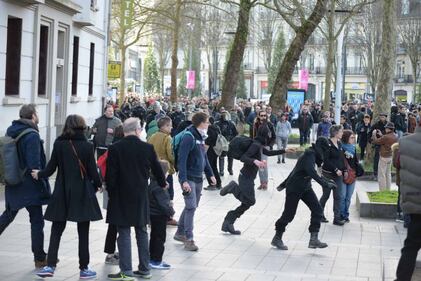 Scontri tra polizia e manifestanti anti Le Pen: numerosi feriti 15