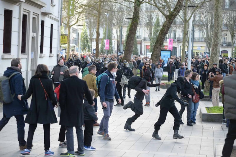Scontri tra polizia e manifestanti anti Le Pen: numerosi feriti 15