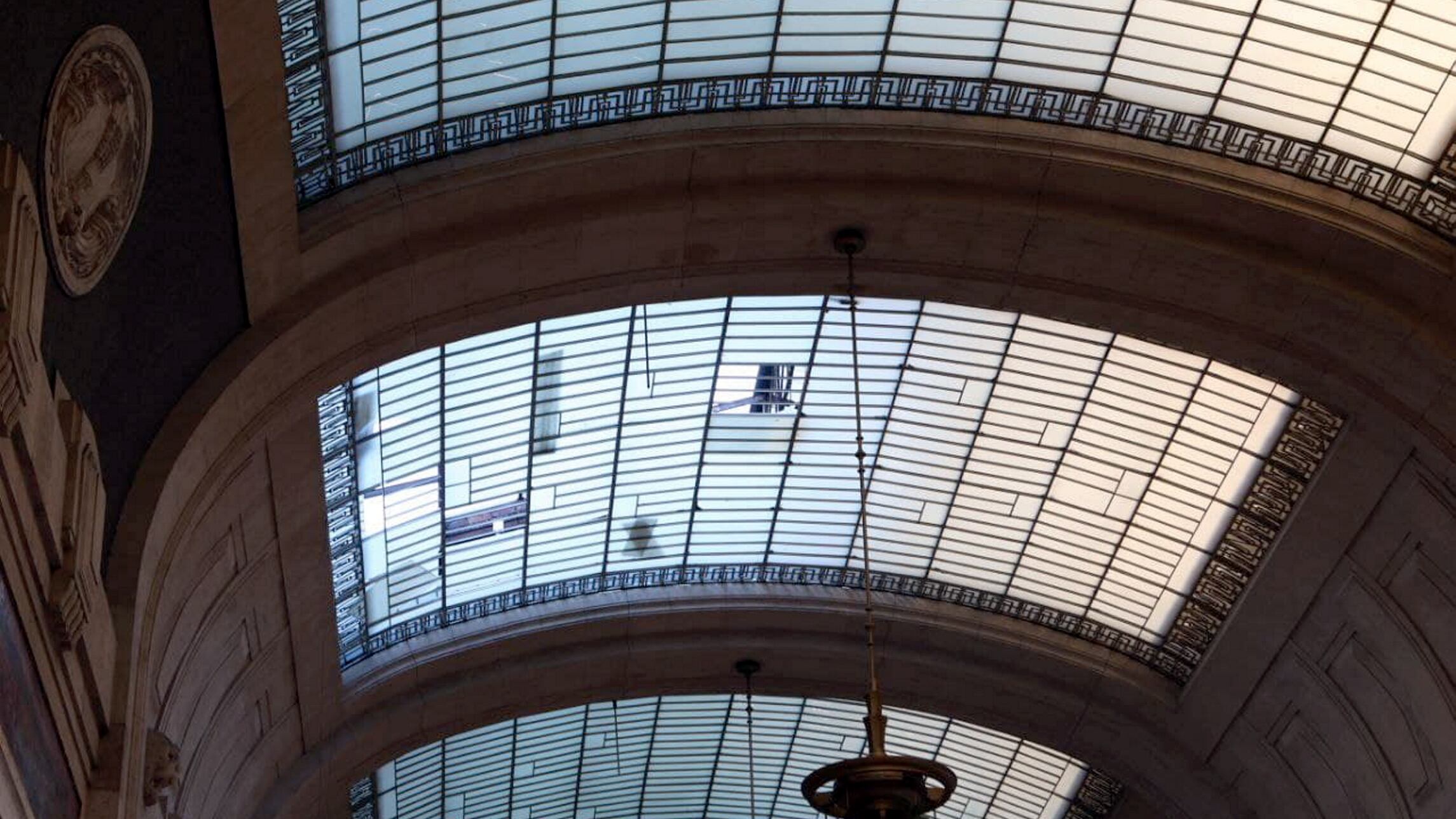 Paura a Milano: il vento scoperchia il tetto della stazione Centrale