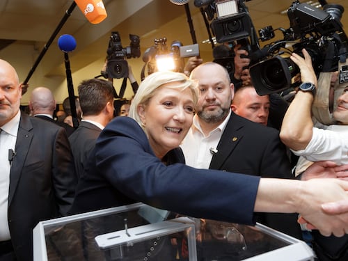 Front National, rieletta Marine Le Pen. Cancellato Jean Marie dallo statuto