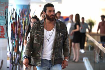 Cam Yaman: l'attore turco che fa battere i cuori delle italiane 13