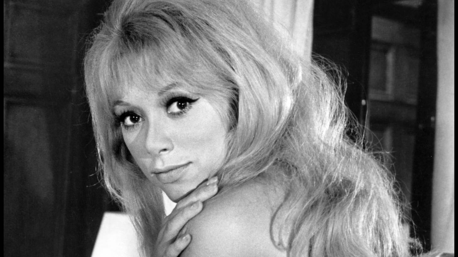 Addio Mireille Darc diva del cinema e "musa" di Delon